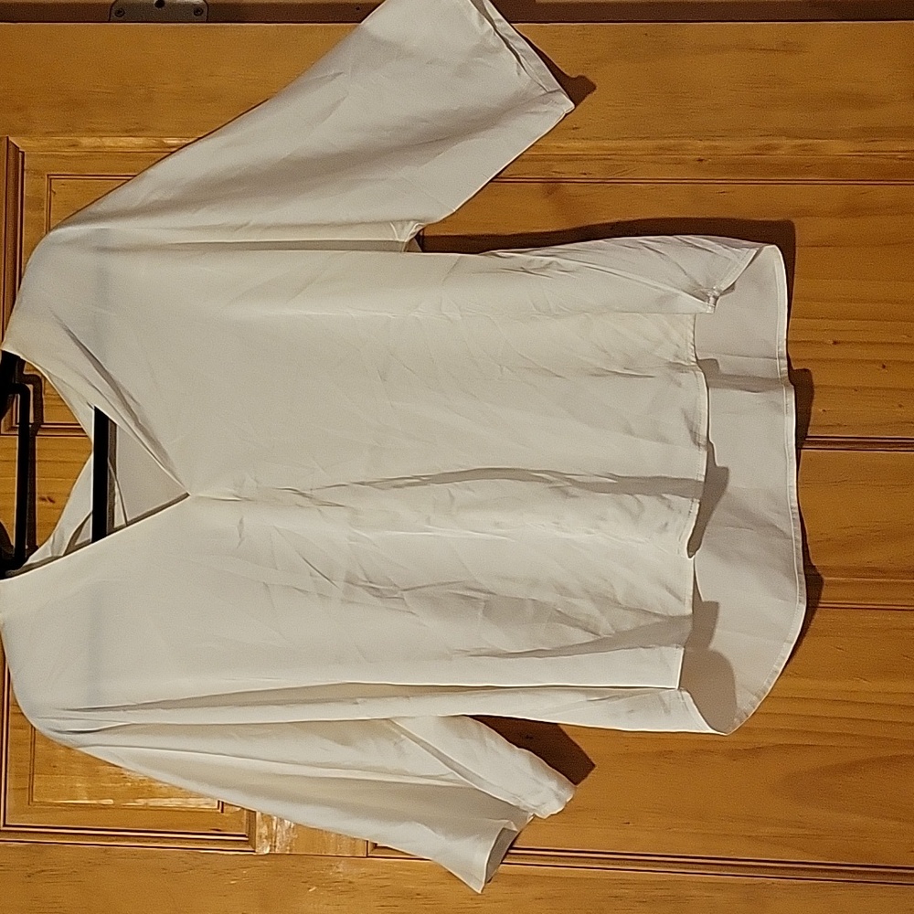 Cream colored Banana Republic silky elbow length blouse nwt